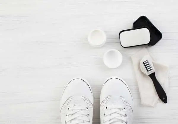 INSTRUCTIONS ON HOW TO WASH WHITE SHOES FOR 3 COMMON MATERIALS - Celidior