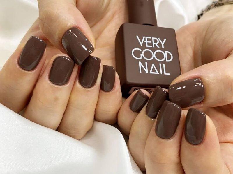 Minimalist but outstanding – Monochromatic red nail design is a hot trend this Christmas season - Celidior