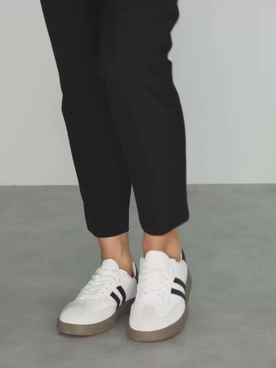 Pauline Sneakers.mp4